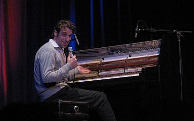 Le musicien canadien Chilly Gonzales en concert au Théatre National de Montreal, au Canada, en 2005. (Crédit : Wikimedia/CC BY-SA 2.0)