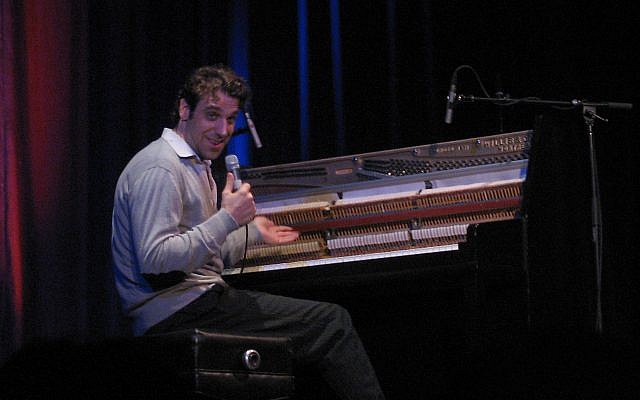 Le musicien canadien Chilly Gonzales en concert au Théatre National de Montreal, au Canada, en 2005. (Crédit : Wikimedia/CC BY-SA 2.0)