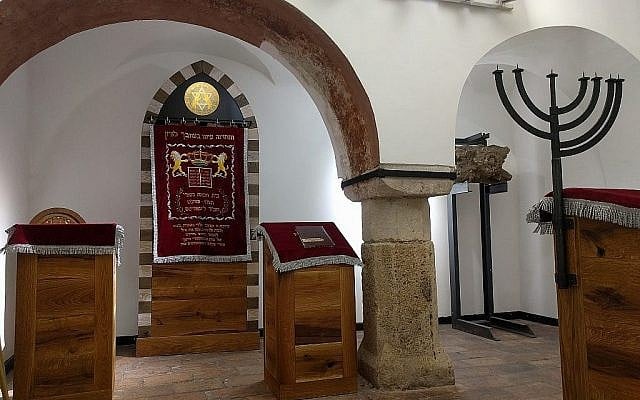 L'intérieur de la synagogue médiévale, qui accueillera la nouvelle congrégation du rabbin Asher Faith. Une nouvelle arche, une nouvelle estrade et d'autres meubles ont été ajoutés (Crédit :Yaakov Schwartz/ Times of Israel)