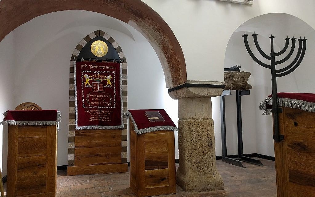 L'intérieur de la synagogue médiévale, qui accueillera la nouvelle congrégation du rabbin Asher Faith. Une nouvelle arche, une nouvelle estrade et d'autres meubles ont été ajoutés (Crédit :Yaakov Schwartz/ Times of Israel)