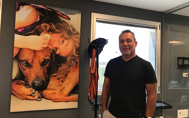 Zvi Frank, ancien pilote de l'armée israélienne et directeur général de la start-up Zemingo, à son bureau de Herzliya, le 20 août 2018 (Crédit : Shoshanna Solomon; Times of Israel)