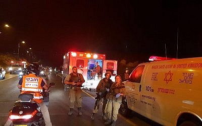 Des soldats et des secouristes sur les lieux d'un accident qui a causé la mort de Hava Roizen par un automobiliste palestinien, près de l'implantation de Havat Gilad, le 16 août 2018. (Crédit : Roi Hadi/Conseil régional de Samarie)