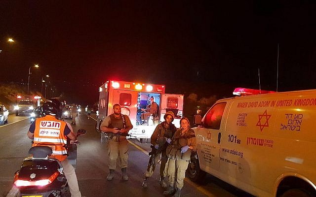 Des soldats et des secouristes sur les lieux d'un accident qui a causé la mort de Hava Roizen par un automobiliste palestinien, près de l'implantation de Havat Gilad, le 16 août 2018. (Crédit : Roi Hadi/Conseil régional de Samarie)