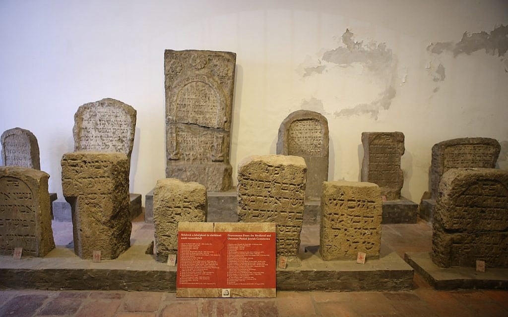 Des stèles juives du Moyen-Age à la synagogue médiévale de Budapest. (Autorisation : Gabor Mayer)