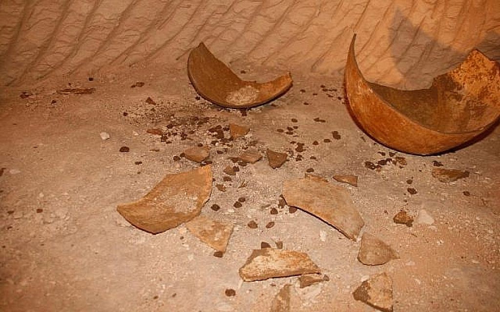 Des débris de poterie et des sceaux  découverts en août 2018, dans les fouilles sur le site de Maresha. (Crédit : Asaf Stern)