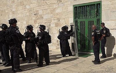 Des policiers se trouvent à l'extérieur de la mosquée Al-Aqsa lors des affrontements qui ont suivi les prières du vendredi après-midi dans l'enceinte du Mont du Temple, dans la Villeille Vieille de Jérusalem, le 27 juillet 2018. (Porte-parole de la police)