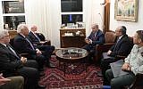 Le Premier ministre Benjamin Netanyahu rencontre le représentant spécial américain pour les Affaires syriennes James Jeffrey à Jérusalem, le 2 septembre 2018 (Crédit :  Amos Ben-Gershom/GPO)