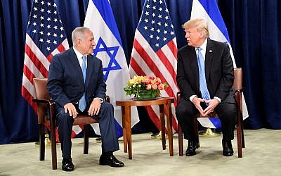 Le président américain Donald Trump (à droite) participe à une réunion bilatérale avec le Premier ministre israélien Benjamin Netanyahu, en marge de l'Assemblée générale de l'ONU à New York,le 26 septembre 2018. (Crédit : Avi Ohayon/GPO)
