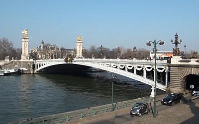 Capture d'écran d'une vidéo du pont Alexandre III à Paris, (Capture d'écran : YouTube)