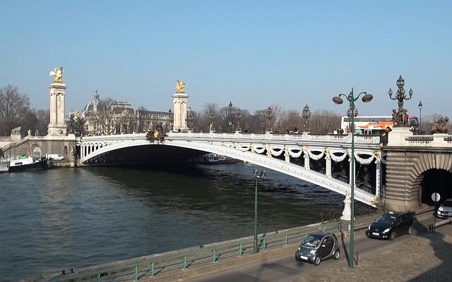 Capture d'écran d'une vidéo du pont Alexandre III à Paris, (Capture d'écran : YouTube)