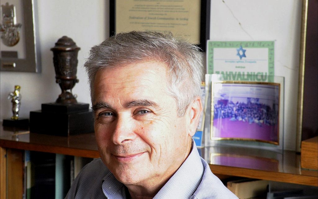 Robert Sabadoš, président de la Fédération des communautés juives de Serbie, dans son bureau à Belgrade, juin 2018. (Larry Luxner/Times of Israel)