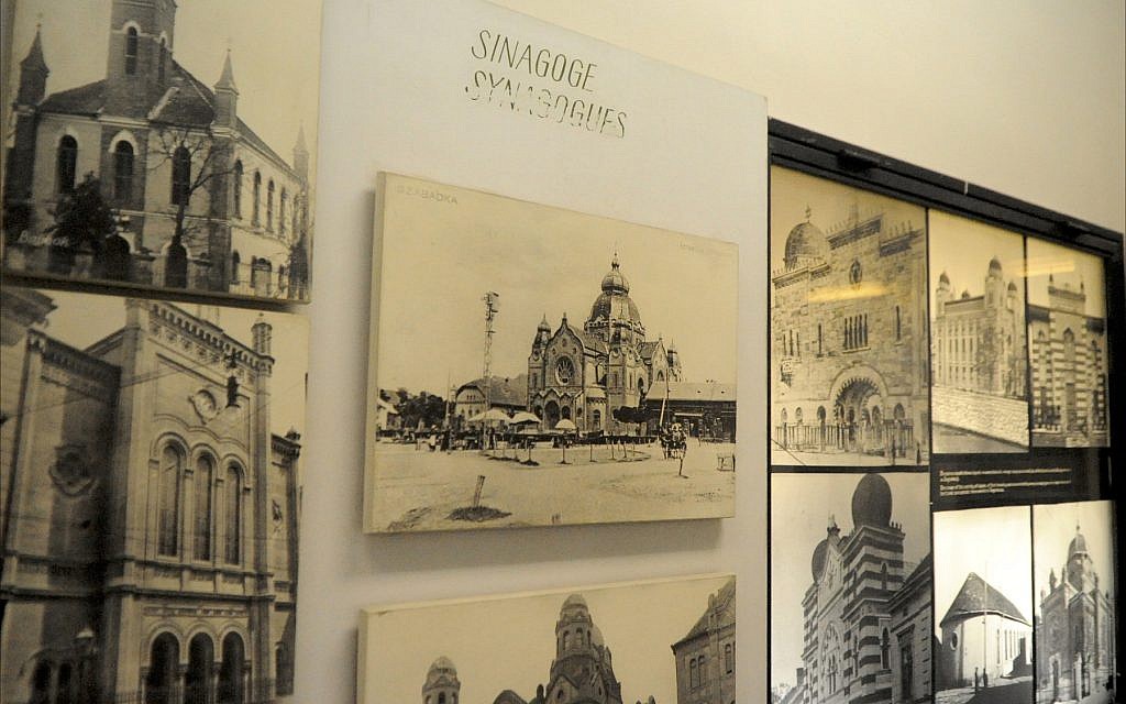 Des photographies de synagogues anciennes de toute l'ex-Yougoslavie sont exposées au Musée historique juif de Belgrade, en juin 2018. (Larry Luxner/Times of Israel)
