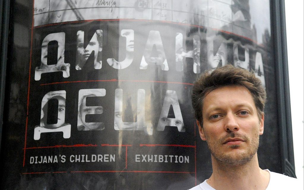 Ivan Mangov, concepteur de l'exposition "Diana's Children's Holocaust" au musée du ministère de la Défense de Serbie à Belgrade, juin 2018. (Larry Luxner/Times of Israel)