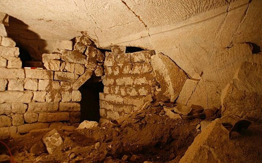 L'une des sept pièces du complexe souterrain découvert dans la ville de Maresha près de Guvrin. (Crédit : Asaf Stern)
