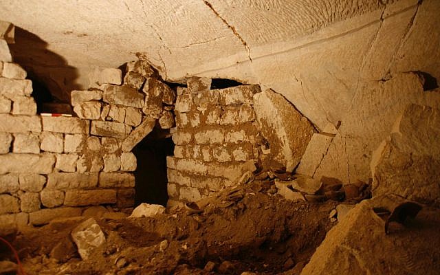 L'une des sept pièces du complexe souterrain découvert dans la ville de Maresha près de Guvrin. (Crédit : Asaf Stern)