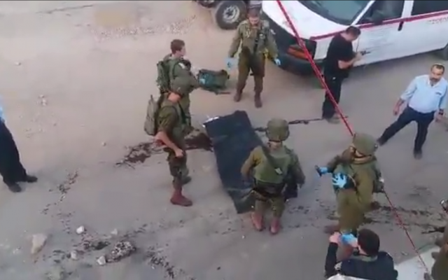 Des soldats israéliens répondent à une tentative d'attaque à l'arme blanche dans l'implantation de Kiryat Arba en Cisjordanie, près de Hébron, le 3 septembre 2018. (Capture d'écran/Twitter)