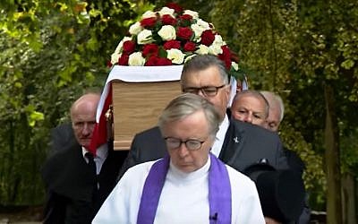Le cercueil portant les restes de Frank Le Villio au cours d'une cérémonie de ré-inhumation dans une église de  St. Helier, à Jersey, le 5 septembre 2018 (Capture d'écran : YouTube)