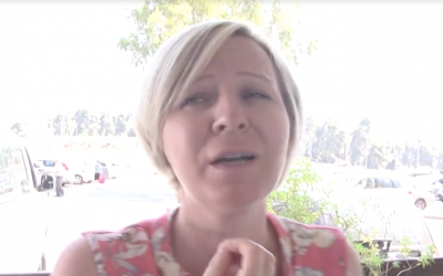Hila Peretz, une vendeuse de falafels, a déclaré le 17 septembre 2018 qu'Ari Fuld lui avait sauvé la vie lors d'un attentat terroriste au carrefour du Gush Etzion un jour auparavant. (Capture d'écran : Dixième chaîne)
