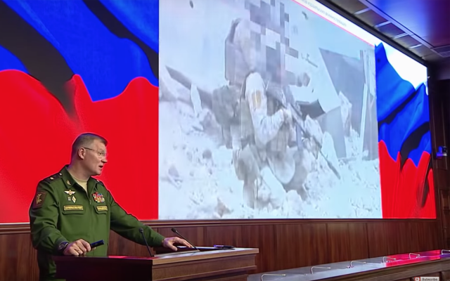 Le porte-parole du ministère russe de la Défense, le général Igor Konashenkov, lors d'un briefing sur la destruction d'un avion militaire russe Il-20 près de la Syrie, le 23 septembre 2018 (Capture d'écran : Russia Today) Le porte-parole du ministère russe de la Défense, le général Igor Konashenkov, lors d'un briefing sur la destruction d'un avion militaire russe Il-20 près de la Syrie, le 23 septembre 2018 (Capture d'écran : Russia Today)