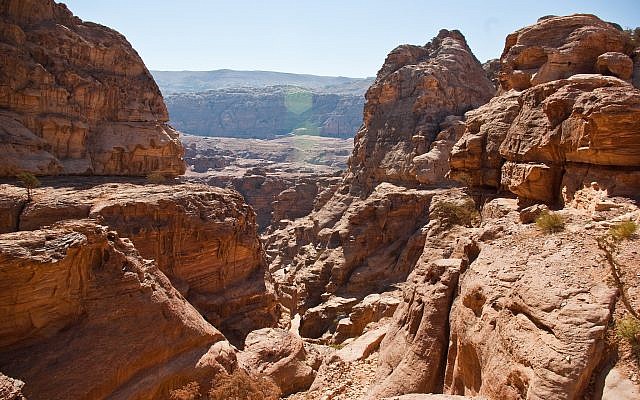 Une région montagneuse près de Petra, en Jordanie. (Crédit : Wikipedia/Antoine Taveneaux/CC BY-SA)
