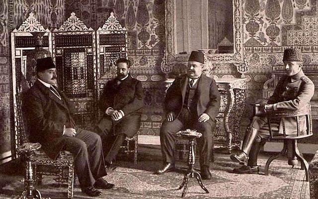 Mehmed Talaat Pasha, à gauche, avec Ismail Enver Pasha et le colonel turc Halil Sami Bey. (Crédit : autorisation university of Princeton Press)