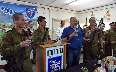 Le ministre de la Défense Avigdor Liberman (en bleu) s'exprime devant les soldats pour la nouvelle année lors d'un toast, le 9 septembre 2018 (Crédit : Ariel Hermoni/ministère de la Défense)