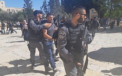 La police arrête un homme sur le mont du Temple de Jérusalem, le 18 septembre 2018 (Autorisation)