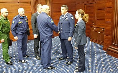 Le chef de l'armée de l'air israélienne Amikam Norkin, au centre-droit, rencontre des responsables russes à Moscou, le 20 septembre 2018 (Crédit : Armée israélienne)