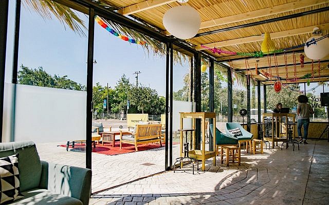 Les zones de repos dans la souccah de  WeWork, ouverte à la First Station de Jérusalem avant l'inauguration par l'entreprise de son premier bureau dans la municipalité, le 2 octobre (Autorisation :  Tzipora Lifchitz)