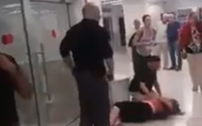 La scène d'une agression présumée par des gardiens de sécurité d'une femme au centre médical  Wolfson à Holon, le 31 août 2018 (Capture d'écran : YouTube)