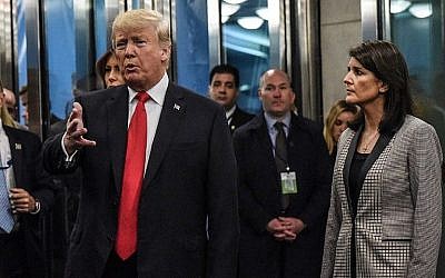 Le président américain Donald Trump s'adresse aux médias en compagnie de l'ambassadrice américaine aux Nations unies, Nikki Haley, à leur arrivée à l'Assemblée générale des Nations unies, le 25 septembre 2018, à New York. (Stephanie Keith / Getty Images / AFP)