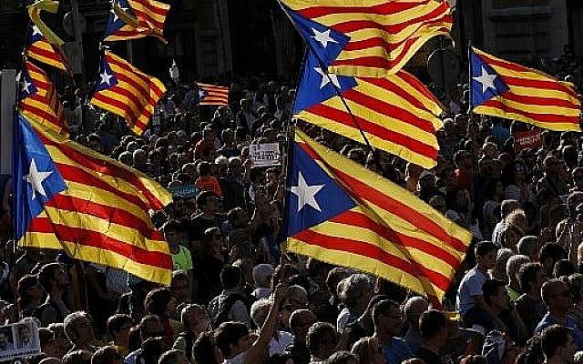 Lors d'une manifestation à Barcelone le 21 octobre 2017, des manifestants agitent des drapeaux catalans en faveur de l'indépendance. (AFP Photo / Pau Barrena) Lors d'une manifestation à Barcelone le 21 octobre 2017, des manifestants agitent des drapeaux catalans en faveur de l'indépendance. (AFP Photo / Pau Barrena)