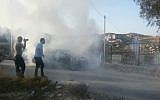 Affrontements durant la démolition de maisons dans le village palestinien d'al-Wajala, au sud de Jérusalem, le 3 septembre 2018. (Crédit : capture d'écran Ir Amim)