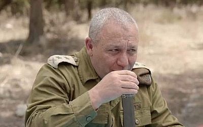 Le chef d'Etat-major Gadi Eizenkot boit un café pendant un entretien, le 6 septembre 2018 (Capture d'écran : Facebook)