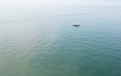 Un bateau recherche un nageur porté disparu, Moshe Shamir, 66 ans, originaire de Tel Aviv, le 15 septembre 2018 (Capture d'écran : Maariv Online)