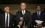Le ministre des Affaires étrangères de l’Autorité palestinienne, Riyad al-Maliki, au centre, s'entretient avec des journalistes alors que l’ambassadeur palestinien aux Nations unies, Riyad Mansour, se tient à sa gauche, et le responsable palestinien Omar Awdallah se tient à sa droite, à New York, le mercredi 26 septembre 2018. (AP Photo / Seth Wenig)