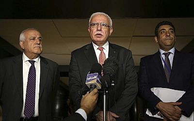 Le ministre des Affaires étrangères de l’Autorité palestinienne, Riyad al-Maliki, au centre, s'entretient avec des journalistes alors que l’ambassadeur palestinien aux Nations unies, Riyad Mansour, se tient à sa gauche, et le responsable palestinien Omar Awdallah se tient à sa droite, à New York, le mercredi 26 septembre 2018. (AP Photo / Seth Wenig)