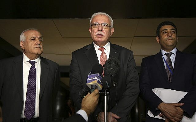 Le ministre des Affaires étrangères de l’Autorité palestinienne, Riyad al-Maliki, au centre, s'entretient avec des journalistes alors que l’ambassadeur palestinien aux Nations unies, Riyad Mansour, se tient à sa gauche, et le responsable palestinien Omar Awdallah se tient à sa droite, à New York, le mercredi 26 septembre 2018. (AP Photo / Seth Wenig) Le ministre des Affaires étrangères de l’Autorité palestinienne, Riyad al-Maliki, au centre, s'entretient avec des journalistes alors que l’ambassadeur palestinien aux Nations unies, Riyad Mansour, se tient à sa gauche, et le responsable palestinien Omar Awdallah se tient à sa droite, à New York, le mercredi 26 septembre 2018. (AP Photo / Seth Wenig)