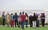 Les participants au "Salon des professeurs", un projet de coexistence qui rassemble des groupes d’enseignants juifs et arabes, sur un promenade qui surplombe Jérusalem. (Crédit Eyal Tagar)
