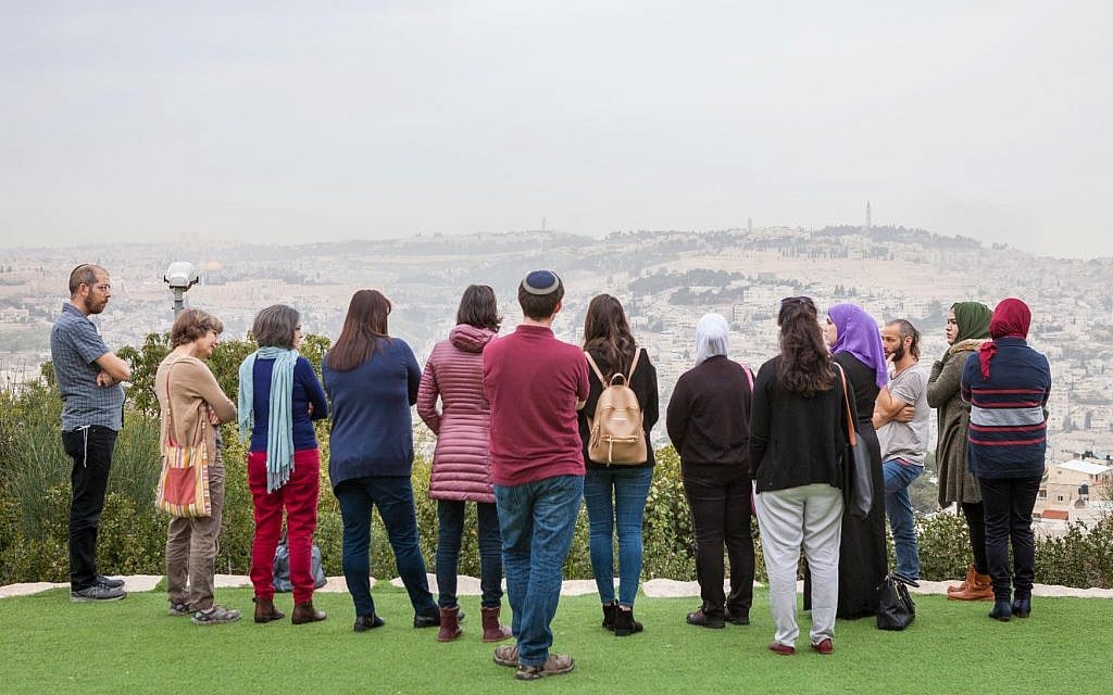 Les participants au "Salon des professeurs", un projet de coexistence qui rassemble des groupes d’enseignants juifs et arabes, sur un promenade qui surplombe Jérusalem. (Crédit Eyal Tagar)