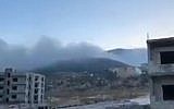 De la fumée émane de la ville de Hama en Syrie, après une frappe attribuée à Israël, le 4 septembre 2018. (Crédit : capture d'écran Twitter)