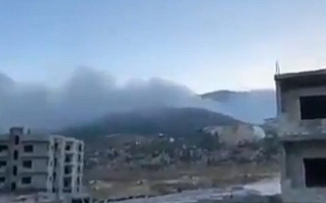 De la fumée émane de la ville de Hama en Syrie, après une frappe attribuée à Israël, le 4 septembre 2018. (Crédit : capture d'écran Twitter)