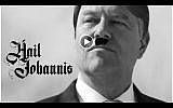 Capture d'écran d'une séquence vidéo montrant le président roumanien Klaus Iohannis grimé en Hitler. (Crédit : Facebook)