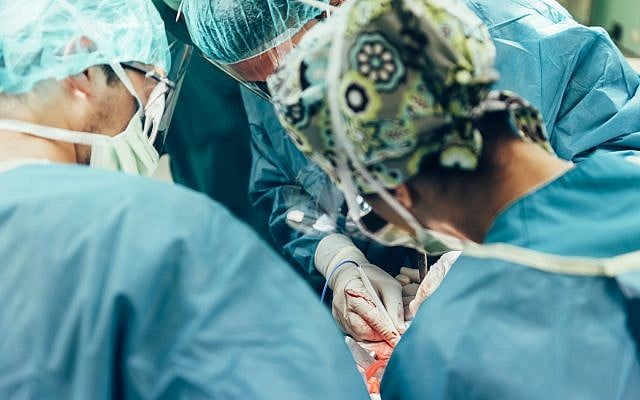 Photo d'illustration.. Une équipe de chirurgiens lors d'une opération dans un hôpital. (Crédit : IStock) Photo d'illustration.. Une équipe de chirurgiens lors d'une opération dans un hôpital. (Crédit : IStock)