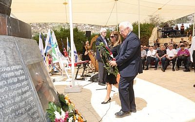 L'ambassadeur américain en Israël David Friedman et son épouse Tammy déposent une gerbe de fleurs à la cérémonie commémorative de l'attentat du 11 septembre 2001, à Jérusalem, le 6 septembre 2018. (Crédit : Yossi Zamir, KKL-JNF Photo Archive)