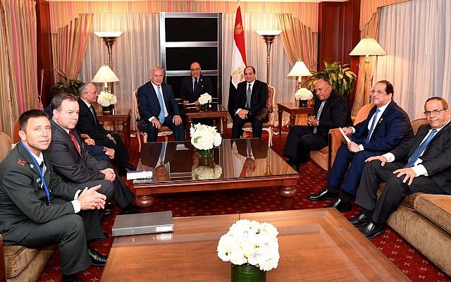 Le Premier ministre Benjamin Netanyahu rencontre le président égyptien Abdel-Fattah el-Sissi en marge de l'Assemblée générale des Nations unies à New York, le 27 septembre 2018. (PMO)