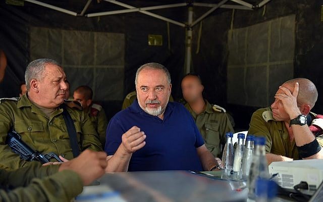 Le ministre de la Défense, Avigdor Liberman, (au centre), le chef d'état-major de l'armée israélienne Gadi Eizenkot et des officiers supérieurs de Tsahal participent à un exercice simulant une guerre avec l'organisation terroriste Hezbollah implantée au Liban le 4 septembre 2018. (Ariel Hermoni / Ministère de la Défense)