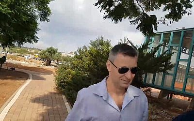 L'ancien ministre du Tourisme Stas Misezhnikov libéré de la prison de Hermon après avoir passé presque neuf mois derrière les barreaux pour fraude et abus de confiance, le 9 septembre 2018 (Capture d'écran :  Ynet news)