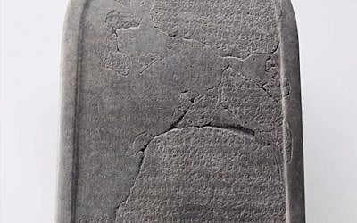 La stèle de Mesha, trouvée en Jordanie comprend des passages proches de cuex du récit biblique (Crédit: capture d'écran Collège de France)