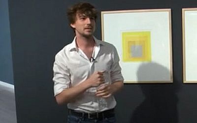 Oran Hoffman au musée d'art de Tel Aviv (Crédit: capture d'écran tel Aviv Museum of Art/Vimeo)
